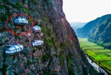 Viajantes aventureiros podem dormir suspensos centenas de metros acima do solo implacável em um dos locais de acampamento mais emocionantes do mundo no Vale Sagrado de Cuzco, no Peru.