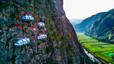 Viajantes aventureiros podem dormir suspensos centenas de metros acima do solo implacável em um dos locais de acampamento mais emocionantes do mundo no Vale Sagrado de Cuzco, no Peru.