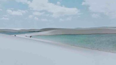 Lençóis Maranhenses é um parque nacional localizado no estado do Maranhão, no nordeste do Brasil. É conhecida por sua paisagem única, formada por vastas extensões de dunas de areia branca entremeadas por lagoas de águas cristalinas que se formam durante a estação chuvosa.
