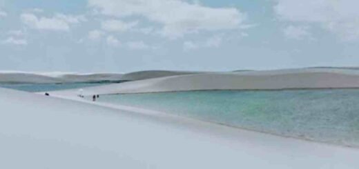 Lençóis Maranhenses é um parque nacional localizado no estado do Maranhão, no nordeste do Brasil. É conhecida por sua paisagem única, formada por vastas extensões de dunas de areia branca entremeadas por lagoas de águas cristalinas que se formam durante a estação chuvosa.