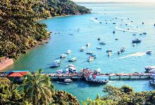 Deslumbre-se com a praia paradisíaca do Morro de São Paulo, com suas areias brancas e águas cristalinas. Sinta a brisa do mar e aproveite o sol enquanto relaxa nesse cenário deslumbrante. Explore as belezas naturais, mergulhe nas águas refrescantes e deixe-se encantar pela tranquilidade e beleza desta praia única no Morro de São Paulo.