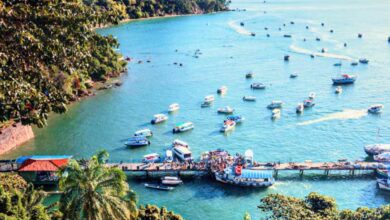 Deslumbre-se com a praia paradisíaca do Morro de São Paulo, com suas areias brancas e águas cristalinas. Sinta a brisa do mar e aproveite o sol enquanto relaxa nesse cenário deslumbrante. Explore as belezas naturais, mergulhe nas águas refrescantes e deixe-se encantar pela tranquilidade e beleza desta praia única no Morro de São Paulo.