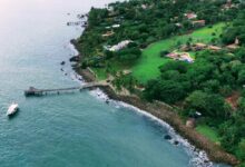 Contemple a magnífica paisagem de Ilhabela vista do alto, onde o encontro entre o verde exuberante da mata atlântica e as águas cristalinas do mar cria uma vista de tirar o fôlego. Uma visão que revela a beleza intocada dessa ilha paradisíaca e convida você a explorar cada recanto desse paraíso tropical.