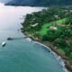 Contemple a magnífica paisagem de Ilhabela vista do alto, onde o encontro entre o verde exuberante da mata atlântica e as águas cristalinas do mar cria uma vista de tirar o fôlego. Uma visão que revela a beleza intocada dessa ilha paradisíaca e convida você a explorar cada recanto desse paraíso tropical.