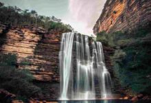 Imagem de uma deslumbrante cachoeira na Chapada Diamantina, onde as águas cristalinas caem com vigor e criam um espetáculo de beleza natural. Uma visão refrescante e revigorante da exuberante paisagem da região.