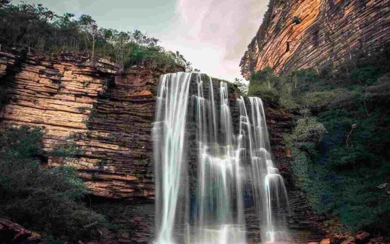 Imagem de uma deslumbrante cachoeira na Chapada Diamantina, onde as águas cristalinas caem com vigor e criam um espetáculo de beleza natural. Uma visão refrescante e revigorante da exuberante paisagem da região.
