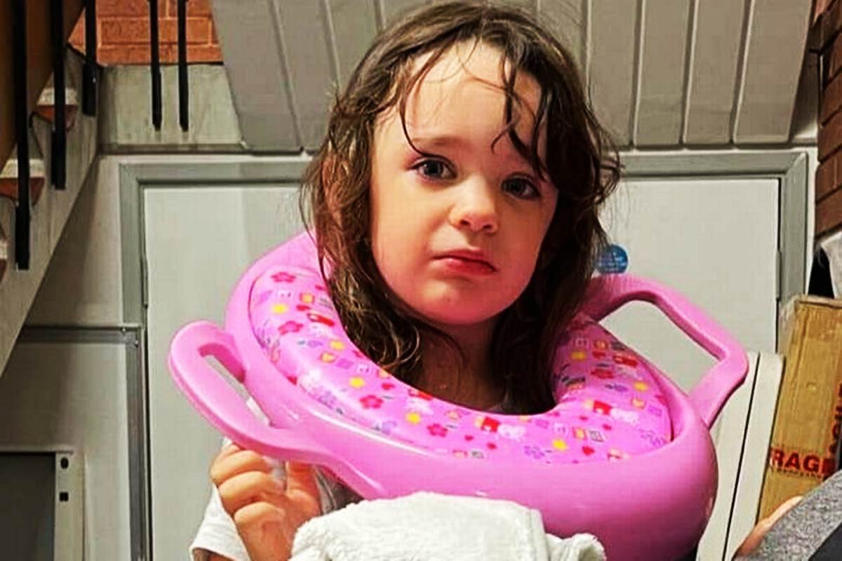 Izabell, 3, ficou com a cabeça presa em um assento de vaso sanitário Peppa Pig preso em seu pescoço e precisou dos bombeiros para removê-lo