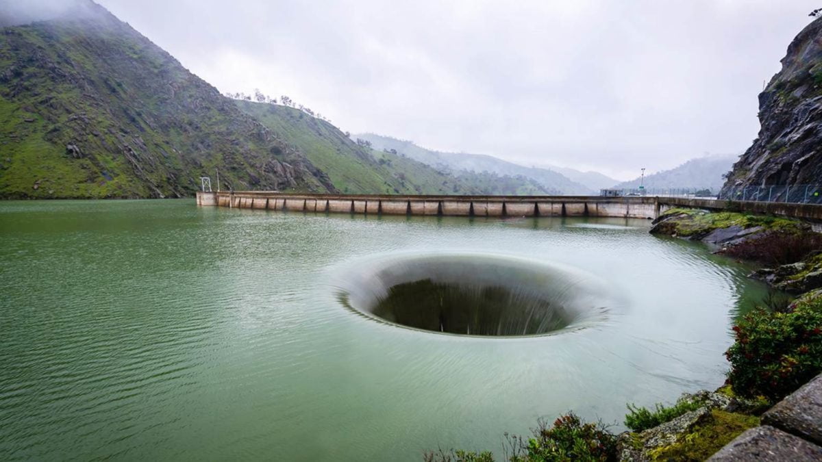 Bizarro buraco de 23 metros de largura se abre em lago com efeito de vórtice giratório