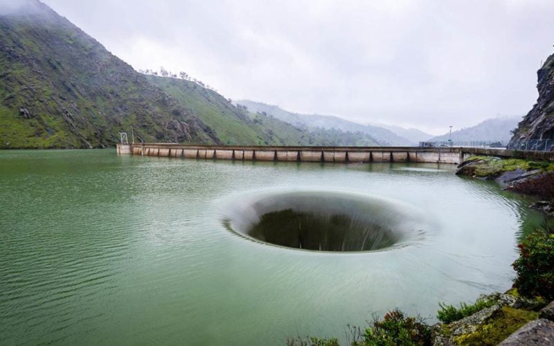 Bizarro buraco de 23 metros de largura se abre em lago com efeito de vórtice giratório