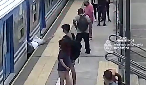 Mulher desmaiada e cai sob trem, mas sobrevive milagrosamente