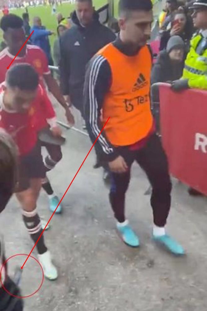 Vídeo mostra Cristiano Ronaldo quebrando celular de torcedor após derrota do Manchester United para o Everton