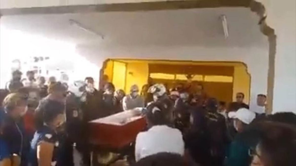 Mulher 'morta' bate no caixão em seu próprio funeral impressiona os enlutados