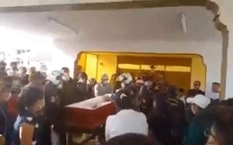 Mulher 'morta' bate no caixão em seu próprio funeral impressiona os enlutados