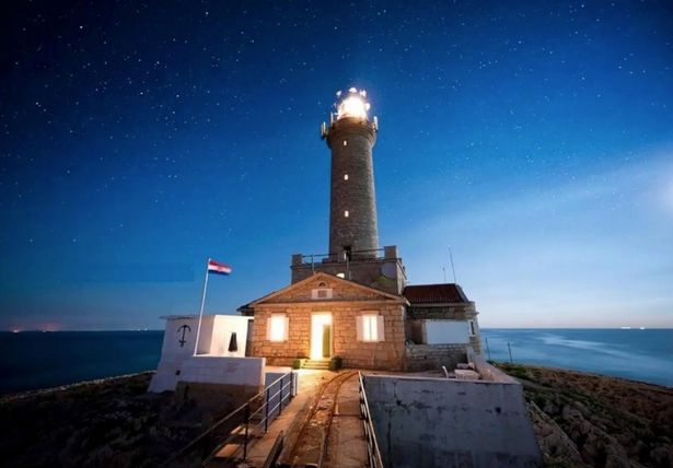 O farol Porer foi construído em 1833, não muito longe da Ístria, na Croácia, no azul cintilante do Mar Adriático, e agora pode ser alugado por uma quantia relativamente pequena de dinheiro