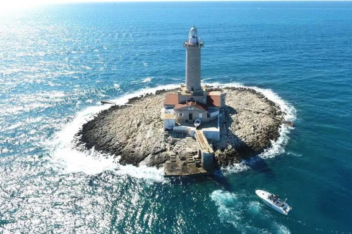 O farol Porer foi construído em 1833, não muito longe da Ístria, na Croácia, no azul cintilante do Mar Adriático, e agora pode ser alugado por uma quantia relativamente pequena de dinheiro