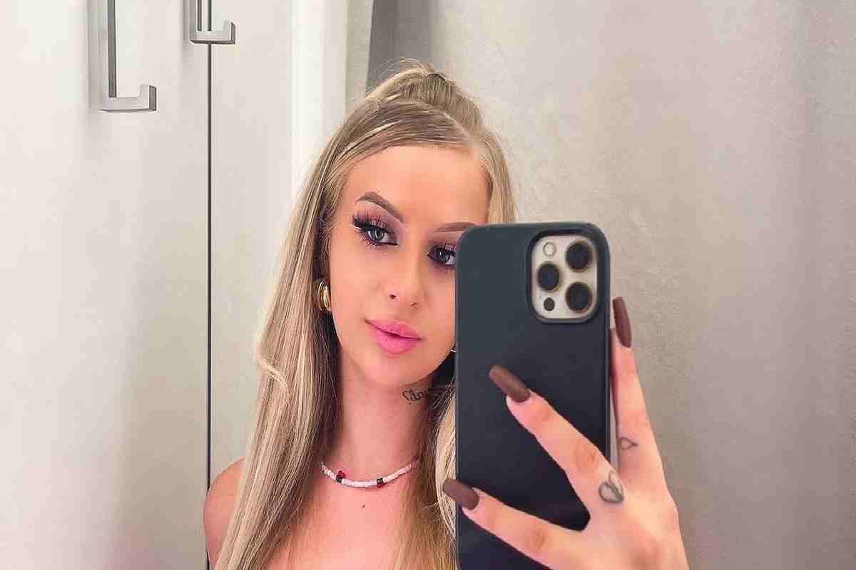 Uma mulher de 20 anos, Michelle Melody, está sendo mantida sob custódia por ferir gravemente seu namorado de 19 anos. A vítima foi levada às pressas para o hospital após o incidente e precisou de cirurgia por várias facadas