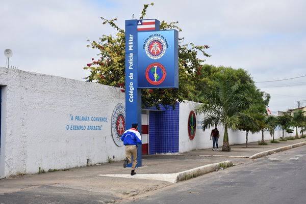 De acordo com a denúncia, um tenente da Polícia Militar Pedófilo que atua no colégio militar de vitória da conquista na Bahia como instrutor, Abusou de  várias alunas, todas tem por volta de 12 anos de idade. 