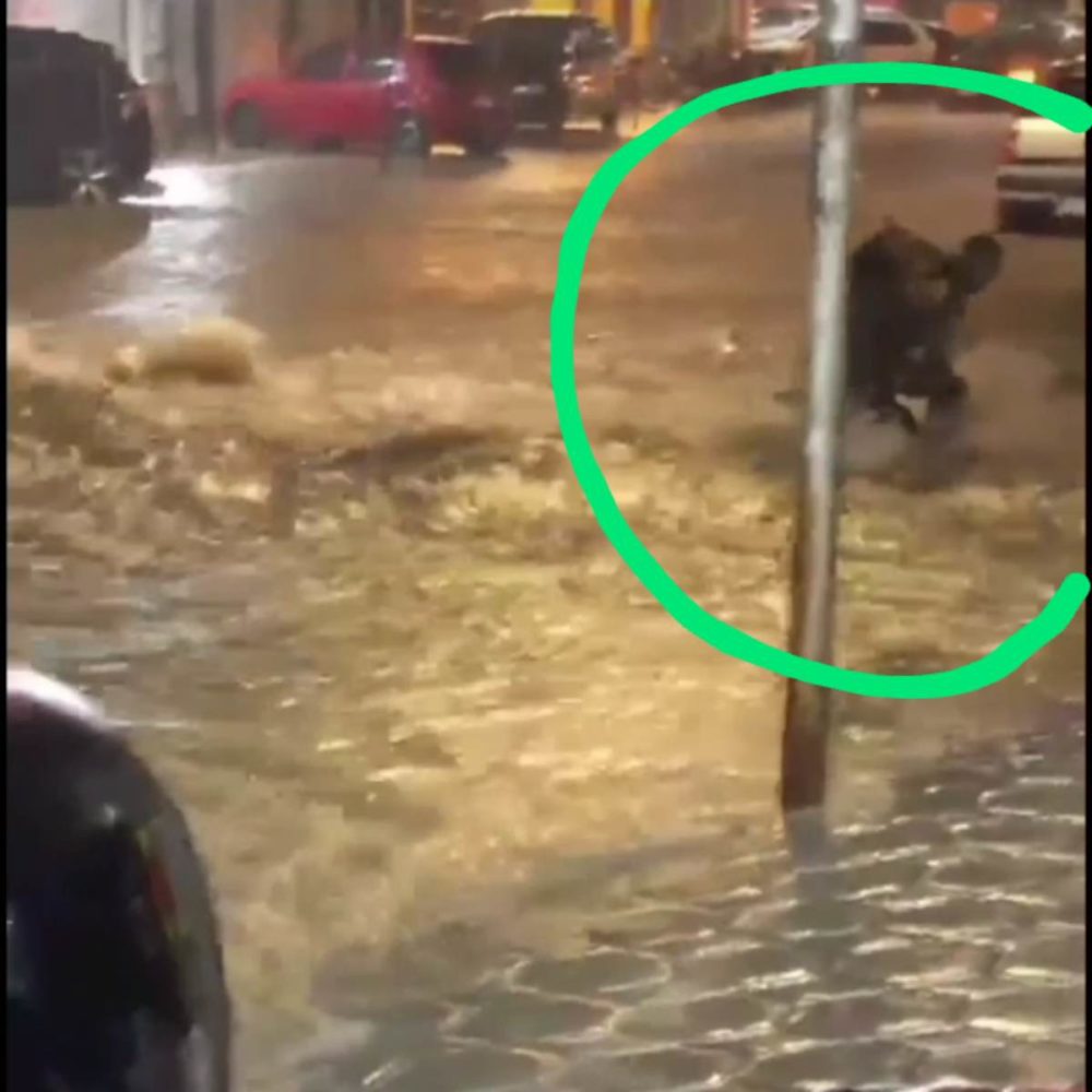 Bicicleta, ciclista é levado por correnteza da chuva em Vitória da conquista na Bahia 