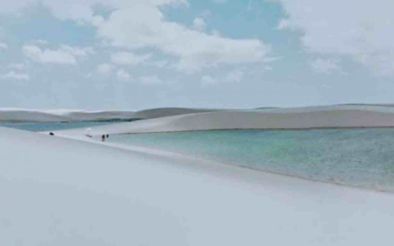 Lençóis Maranhenses é um parque nacional localizado no estado do Maranhão, no nordeste do Brasil. É conhecida por sua paisagem única, formada por vastas extensões de dunas de areia branca entremeadas por lagoas de águas cristalinas que se formam durante a estação chuvosa.