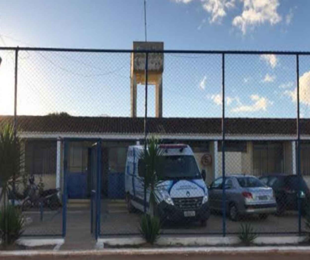 Na manhã de hoje, 24 de abril, um detento foi encontrado sem vida na cela em que estava isolado no presídio Nilton Gonçalves, em Vitória da Conquista, na Bahia. O Departamento de Polícia Técnica foi acionado para remover o corpo.