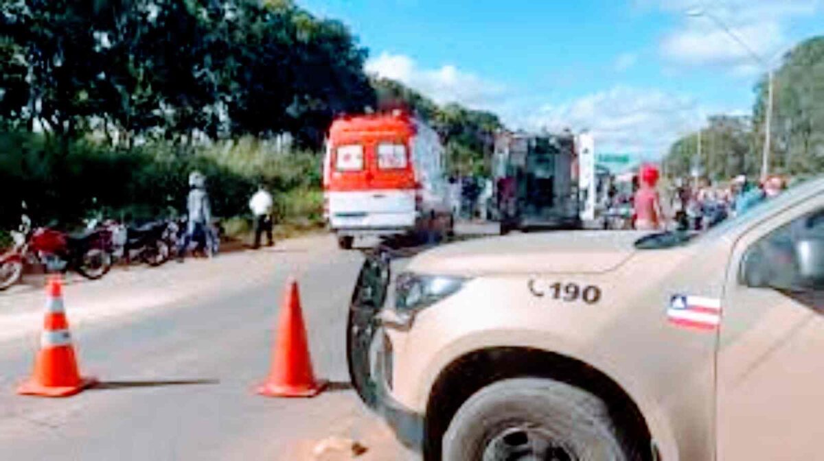 Vitória da Conquista, Bahia - Um grave acidente ocorreu no final da manhã desta quarta-feira (17), na entrada do bairro Conveima I, deixando um motociclista ferido. Segundo indícios apontados no local, a colisão teria sido ocasionada por uma tentativa de ultrapassagem em um trecho onde a manobra é proibida.