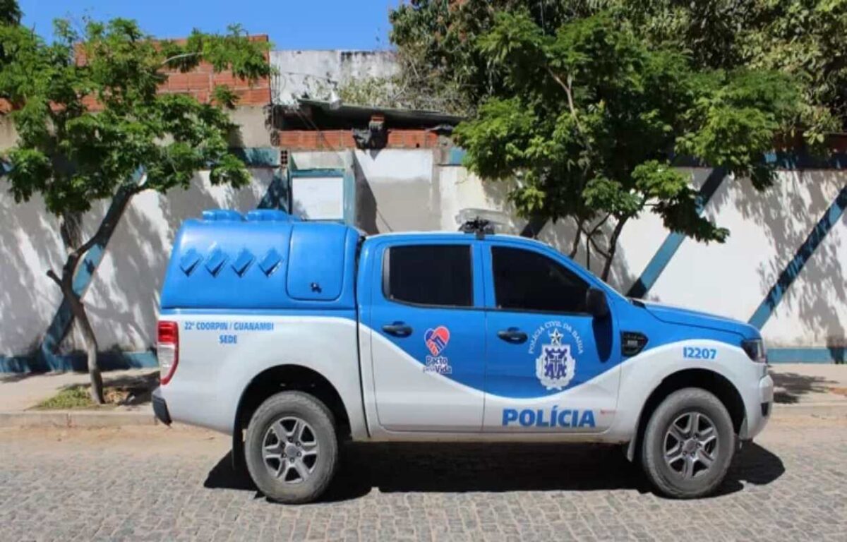 Um professor de 57 anos foi preso na última quinta-feira (04), na cidade de Malhada, na Bahia, acusado de estuprar uma criança de apenas 8 anos. Segundo informações do 17º Batalhão de Polícia Militar (BPM), o crime teria ocorrido dentro da unidade de ensino, que não teve o nome divulgado.