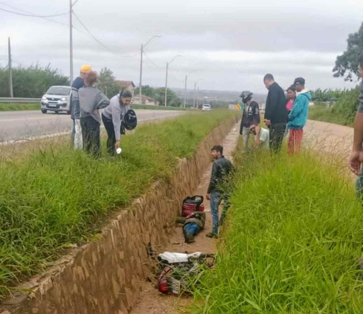 Vitória da Conquista, Bahia - Na manhã deste sábado (27), um motoboy foi vítima de um acidente enquanto realizava uma entrega no Bairro Miro Cairo, em Vitória da Conquista. O incidente ocorreu quando o Motoboy caiu dentro de uma valeta de escoamento de água nas proximidades.