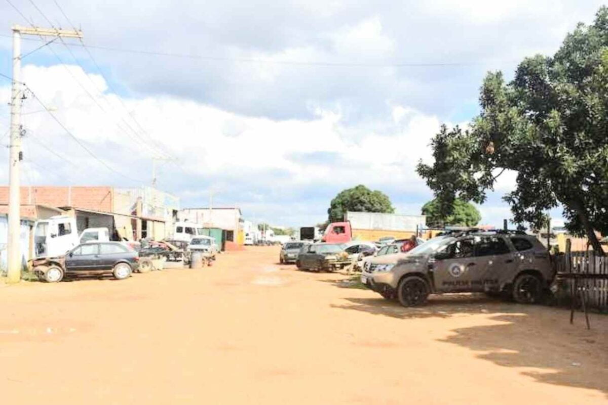 Vitória da Conquista, Bahia - Na tarde da última terça-feira (16), um jovem de 28 anos foi encontrado sem vida dentro de um veículo. O fato ocorreu na rua E do bairro Cidade Modelo, próximo às margens da BR-116 e do Anel Rodoviário Jadiel Vieira Matos, na Zona Oeste de Vitória da Conquista, Bahia.