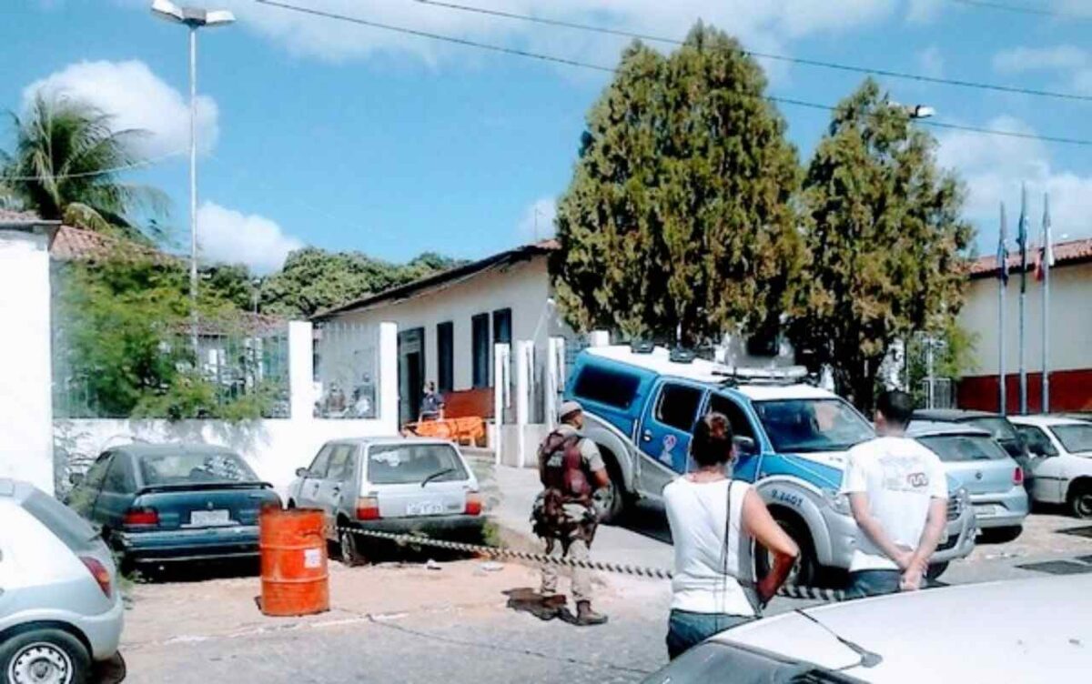 Brumado, Bahia - Na noite da última sexta-feira (12), um casal protagonizou um acidente impressionante ao bater a moto em que estavam contra uma viatura da Polícia Militar. O incidente ocorreu na Avenida Cleóbulo Meira Leite, em Brumado, sudoeste da Bahia, após os dois realizarem manobras perigosas, incluindo a prática de "empinar" o veículo. Ambos ficaram feridos.