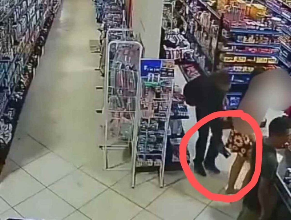 Vitória da Conquista, Bahia - Nesta quarta-feira (31), um homem foi flagrado pelas câmeras de segurança de um supermercado no bairro Vila Elisa, em Vitória da Conquista, enquanto fotografava as partes íntimas de uma mulher por debaixo do vestido.