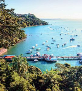 Deslumbre-se com a praia paradisíaca do Morro de São Paulo, com suas areias brancas e águas cristalinas. Sinta a brisa do mar e aproveite o sol enquanto relaxa nesse cenário deslumbrante. Explore as belezas naturais, mergulhe nas águas refrescantes e deixe-se encantar pela tranquilidade e beleza desta praia única no Morro de São Paulo.