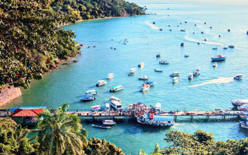 Deslumbre-se com a praia paradisíaca do Morro de São Paulo, com suas areias brancas e águas cristalinas. Sinta a brisa do mar e aproveite o sol enquanto relaxa nesse cenário deslumbrante. Explore as belezas naturais, mergulhe nas águas refrescantes e deixe-se encantar pela tranquilidade e beleza desta praia única no Morro de São Paulo.