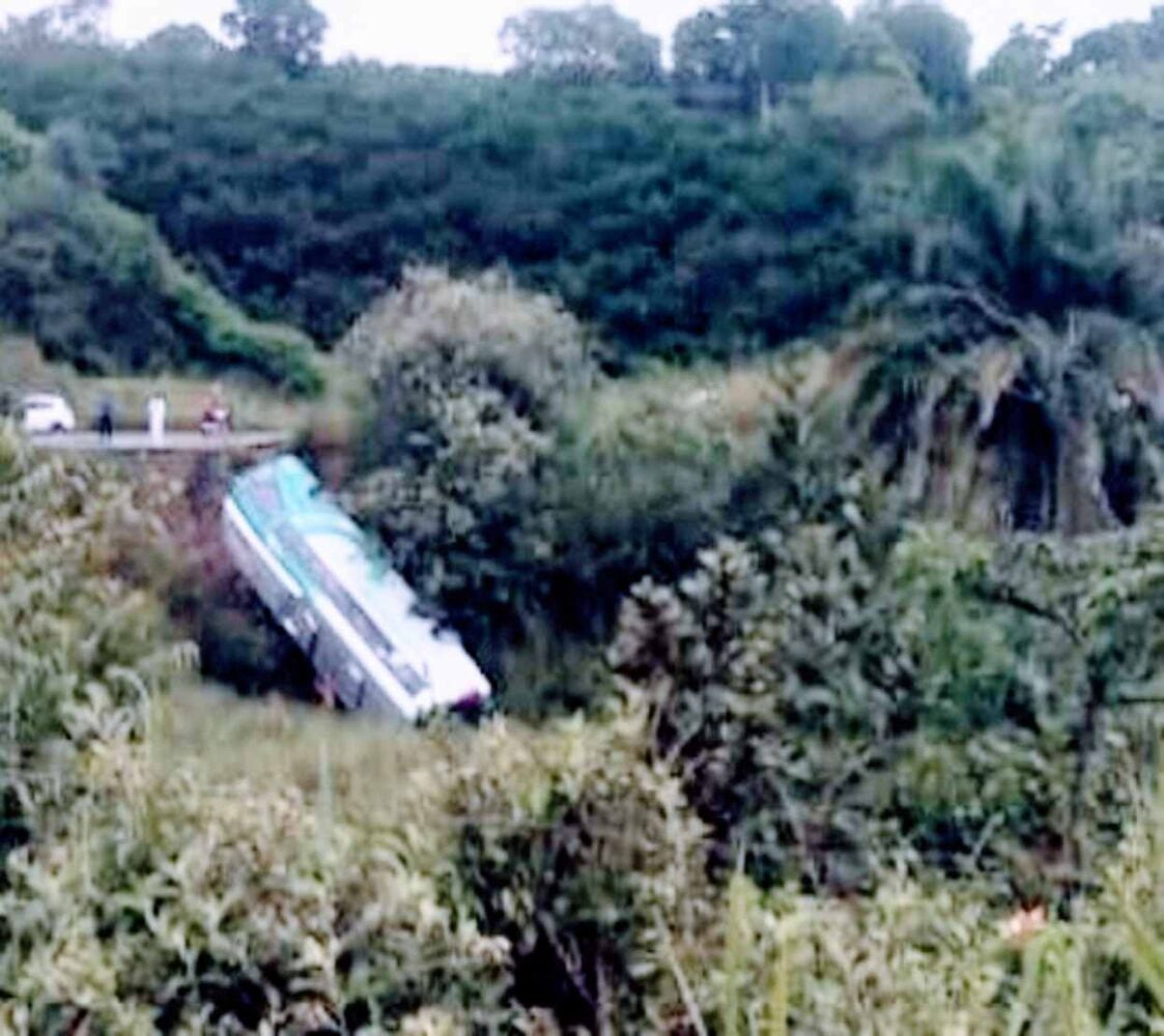 Na madrugada desta segunda-feira (08), um ônibus da empresa Camurujipe, que fazia o transporte intermunicipal entre Salvador e as cidades de Maracás, na Bahia, caiu em uma ribanceira na BR-101, trecho de Sapeaçu. 