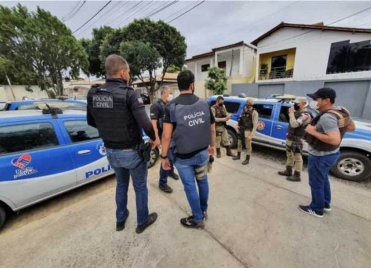 Dois homens, um médico e um engenheiro, foram detidos após serem acusados de estuprar uma garota de programa na cidade de Brumado, na Bahia. O fato ocorreu na manhã desta sexta-feira (05), quando a Polícia Militar foi acionada após uma confusão ser registrada entre a mulher e os dois criminosos.