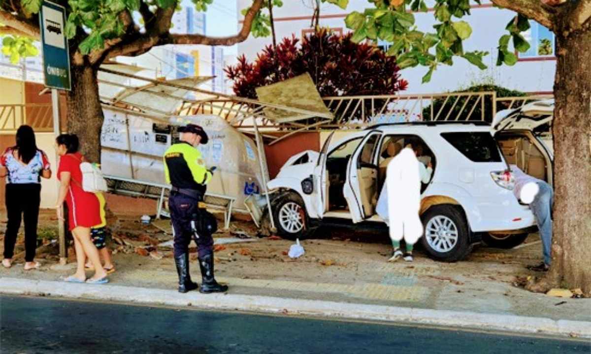 Na manhã desta terça-feira (16), um acidente inusitado chamou a atenção dos moradores de Vitória da Conquista, Bahia. Um motorista perdeu o controle da direção de seu veículo, subiu a calçada e colidiu contra um ponto de ônibus localizado na movimentada Avenida Olívia Flores.