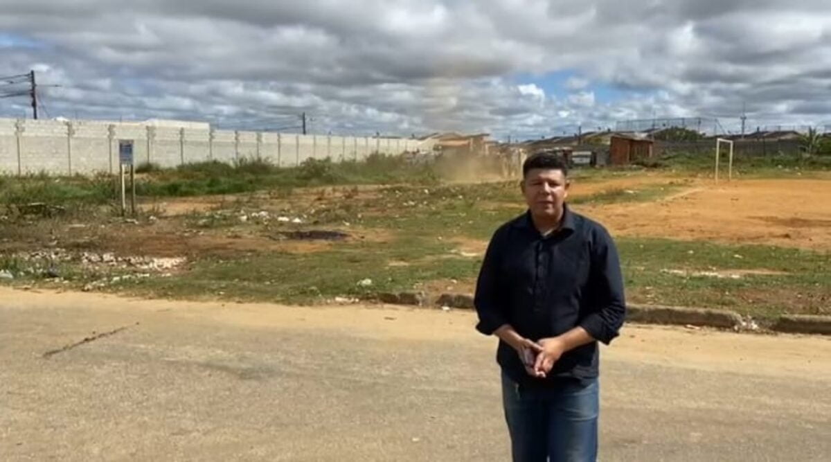 A falta de capina e limpeza na no bairro Nova Cidade em Vitória da conquista, Bahia, sempre foi alvo de reclamação e preocupação entre os moradores. O local se encontrava tomado pelo mato, levando medo aos moradores sem falar do aparecimento de animais e insetos.