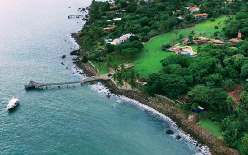 Contemple a magnífica paisagem de Ilhabela vista do alto, onde o encontro entre o verde exuberante da mata atlântica e as águas cristalinas do mar cria uma vista de tirar o fôlego. Uma visão que revela a beleza intocada dessa ilha paradisíaca e convida você a explorar cada recanto desse paraíso tropical.