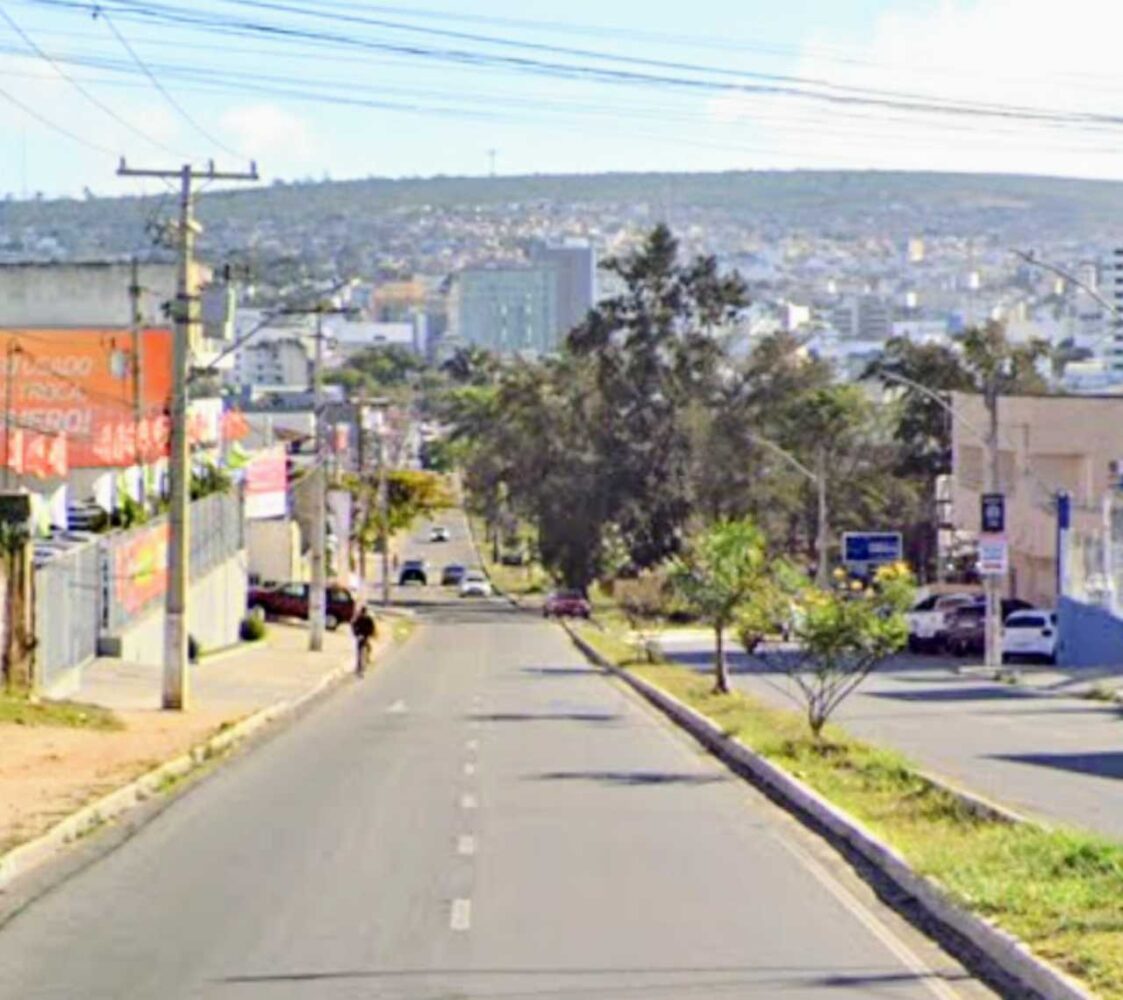 Vitória da Conquista, 2 de junho de 2023 - Um homem foi vítima de um grave atentado na tarde da última sexta-feira (2) enquanto trafegava pela movimentada Avenida Bartolomeu de Gusmão, no bairro Jurema, em Vitória da Conquista na Bahia. O incidente ocorreu por volta do meio-dia, quando o indivíduo se recusou a entregar sua motocicleta a um assaltante, resultando em duas facadas deferidas pelo criminoso.