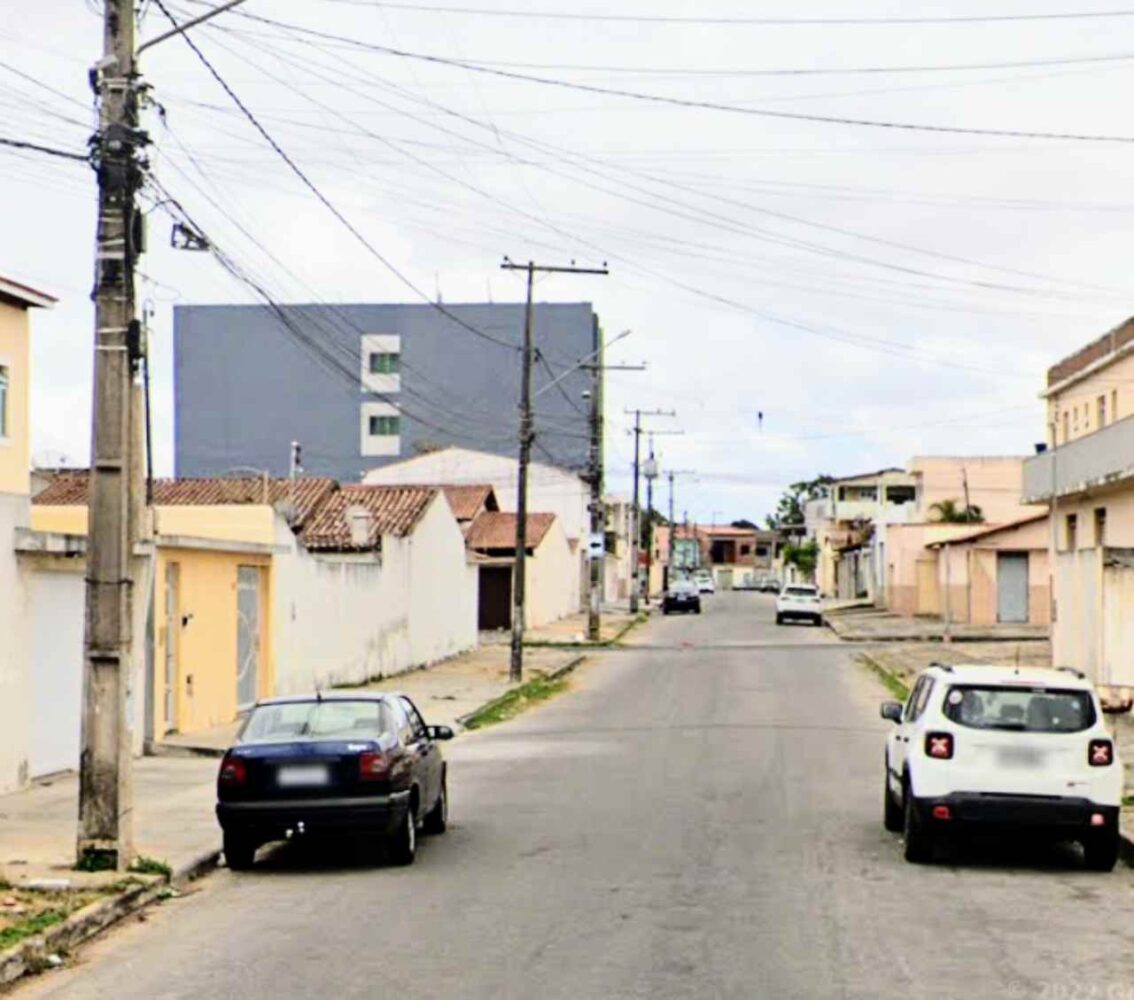 Na madrugada desta terça-feira, um homem foi encontrado sem vida na Rua Minas Gerais, no Bairro Brasil, em Vitória da Conquista, Bahia. A identidade da vítima foi confirmada como Alevino Pinheiro Borges, de 68 anos, natural de Itabuna.