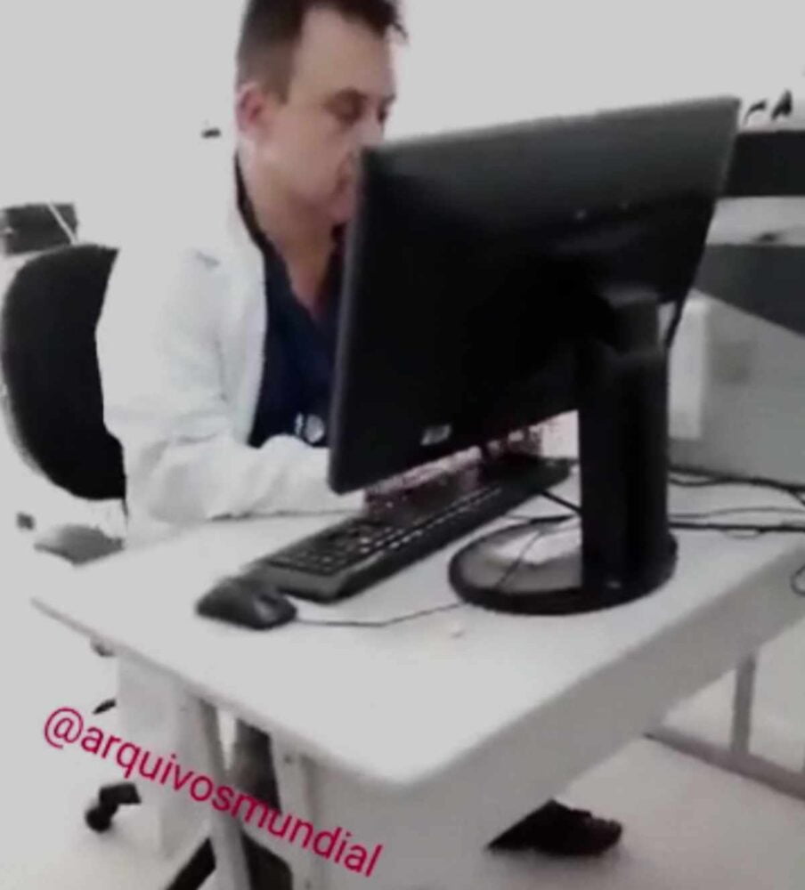 Um médico aparentemente drogado foi demitido após tentar atender uma paciente idosa em um pronto atendimento na cidade de Penha, litoral de Santa Catarina. O episódio, registrado em vídeo pela paciente, mostra o profissional aparentando estar sob efeito de drogas e apresentando um comportamento transtornado.