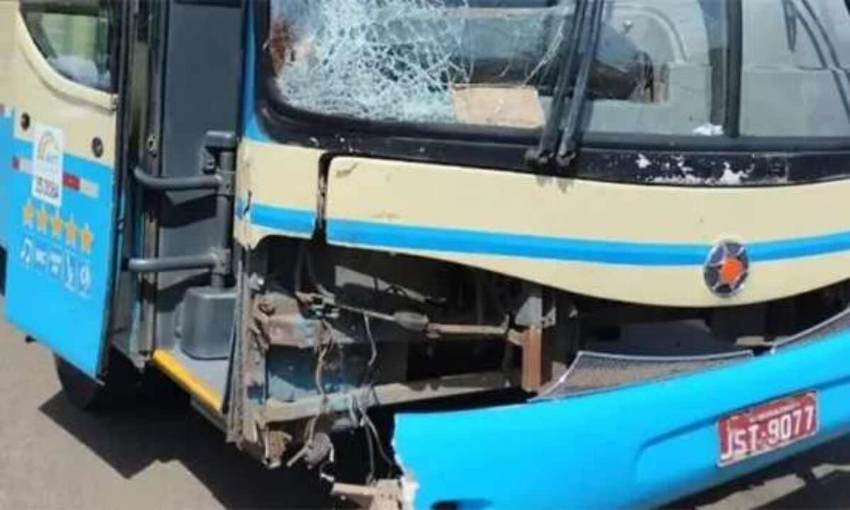 Um homem indentificado como, Wilson Alves, de 32 anos, perdeu a vida após colidir a motocicleta que pilotava com um ônibus da empresa de transporte Novo Horizonte. O acidente ocorreu em uma estrada próximo a região do município de Paramirim na Bahia.