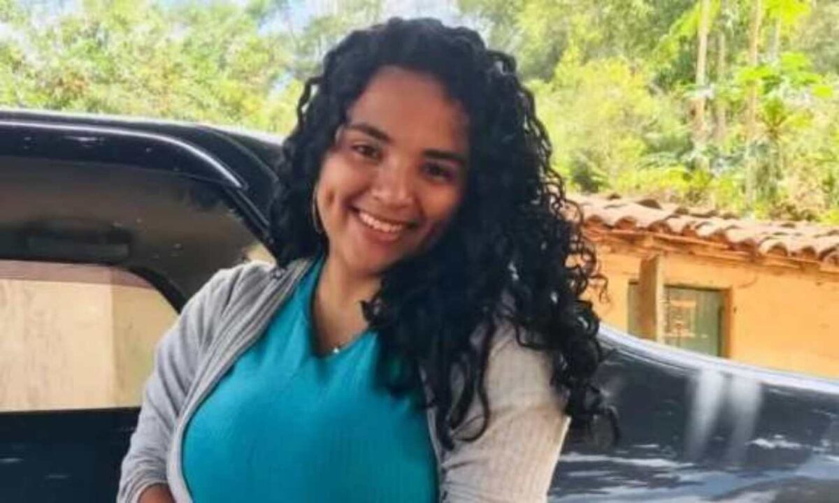 Uma Garota identificada como Monique Santos Ribeiro, de apenas 17 anos, faleceu após sofrer um choque elétrico enquanto manuseava um celular que estava carregamento. O fato aconteceu na cidade de Planalto na Bahia.