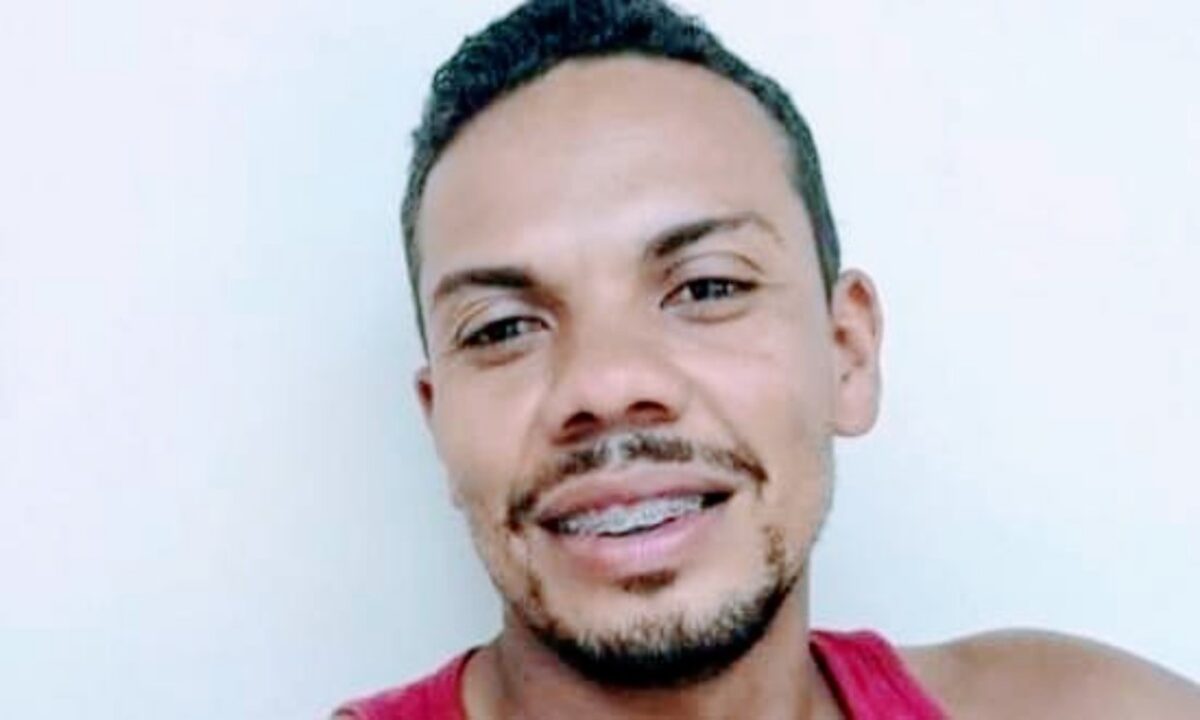 O pequeno povoado de Bate-Pé em Vitória da conquista na Bahia está em luto após o falecimento prematuro de Sandro Oliveira Rocha, um jovem de 32 anos que deixou sua marca como pai, esposo, filho e amigo. Sandro faleceu na última sexta-feira (14), a caminho do hospital, vítima de um infarto.