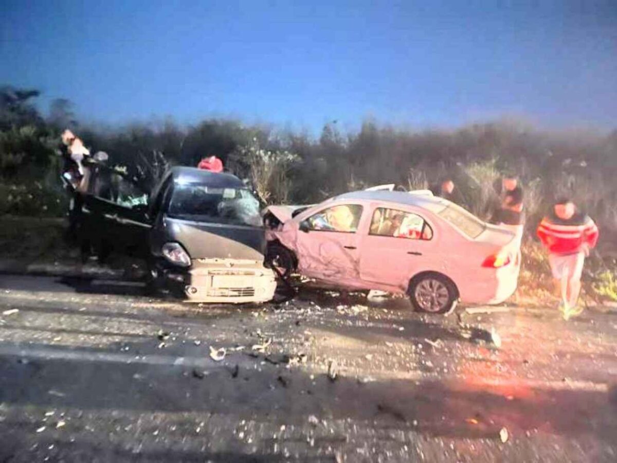 Na manhã desta terça-feira, um motorista causou um grave acidente ao tentar realizar uma ultrapassagem proibida na BR-116, no km 840, cerca de 5 km. A imprudência do condutor resultou em uma colisão lateral entre dois veículos, envolvendo também um terceiro automóvel.