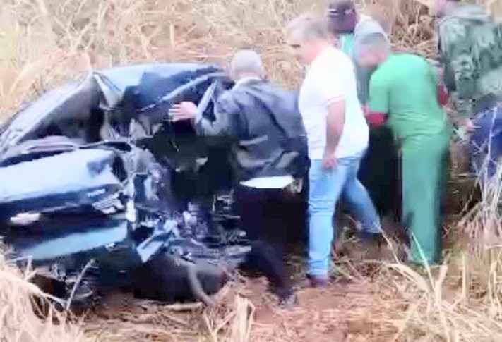 O acidente aconteceu quando o carro conduzido por Pedro colidiu de frente com uma caminhonete, resultando em um impacto tão intenso que ambos os veículos foram arremessados para um matagal às margens da rodovia. 