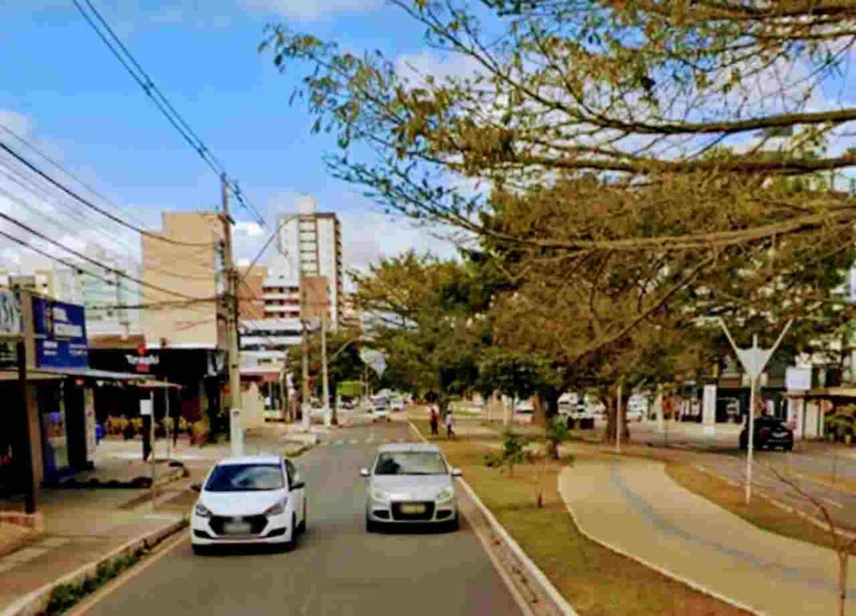 Vitória da Conquista, Bahia - Uma discussão acalorada em um restaurante de comida japonesa no bairro Candeias, localizado na zona nobre de Vitória da Conquista, quase terminou em tragédia no último fim de semana. Durante o conflito, um cliente teria proferido ofensas e injúrias raciais contra um funcionário do estabelecimento, desencadeando uma série de eventos aterrorizantes. O indivíduo, posteriormente identificado como um policial, sacou uma arma de fogo e efetuou disparos dentro do restaurante, gerando pânico entre clientes e funcionários presentes.