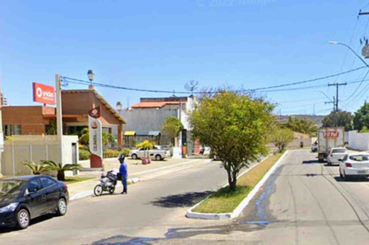 Um homem levou uma blogueira para um restaurante de luxo em Vitória da Conquista, Bahia e após consumir vários alimentos e bebidas caras ele fugiu do estacionamento sem pagar a conta. 