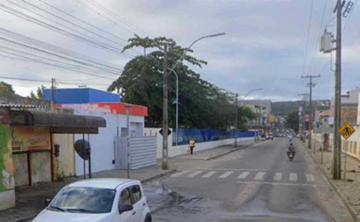 Na madrugada desta sexta-feira (14), por volta das 02h00, um homem identificado como Fagner foi brutalmente assassinado próximo ao Centro Integrado Navarro Brito, localizado na Avenida Frei Benjamin, no Bairro Brasil.