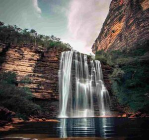 Imagem de uma deslumbrante cachoeira na Chapada Diamantina, onde as águas cristalinas caem com vigor e criam um espetáculo de beleza natural. Uma visão refrescante e revigorante da exuberante paisagem da região.