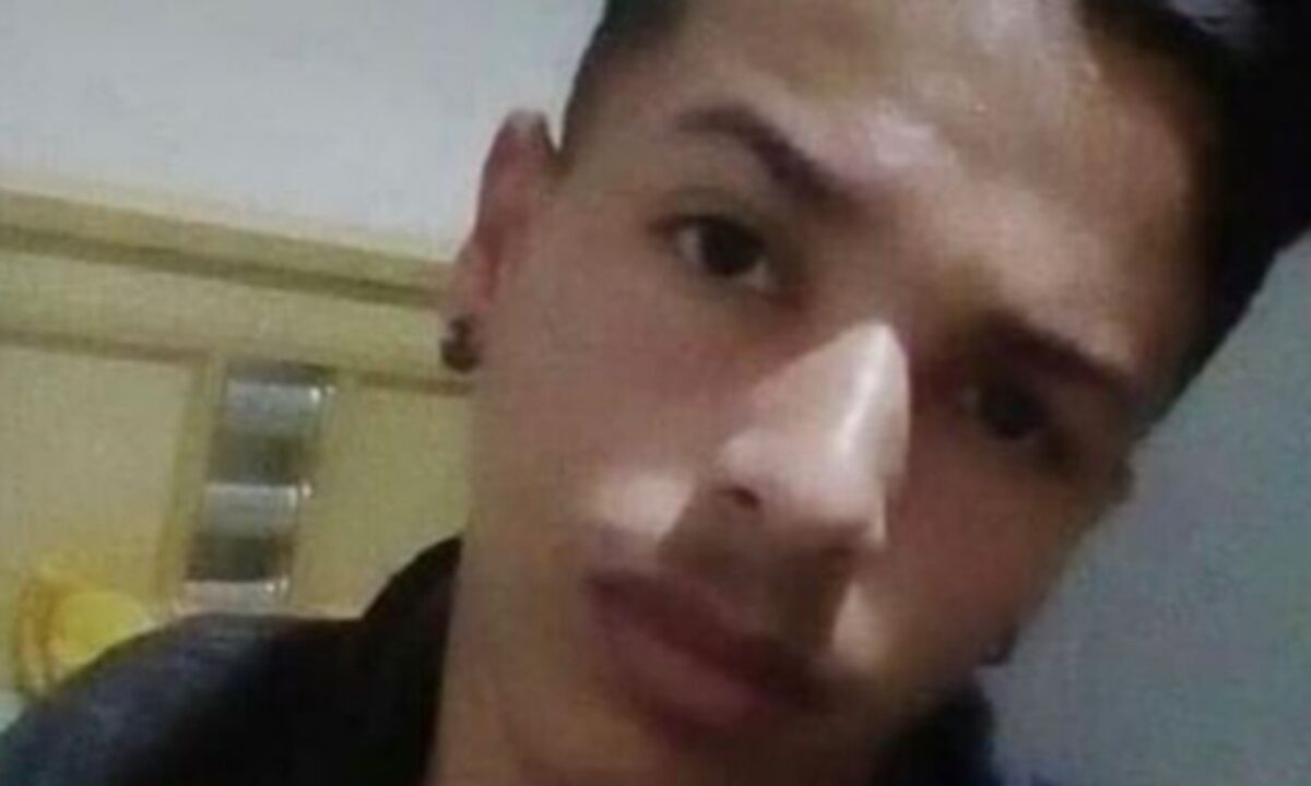 Na manhã deste sábado (15), o corpo de um jovem identificado como Alan Ribeiro foi encontrado sem vida no bairro Alto Maron, em Vitória da Conquista. A causa da morte ainda não foi divulgada oficialmente, mas testemunhas afirmam que não foram encontrados sinais de violência no corpo.